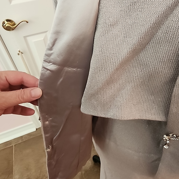 Chic Light Gray Skirt Suit with Brooch - Picture 6 of 9